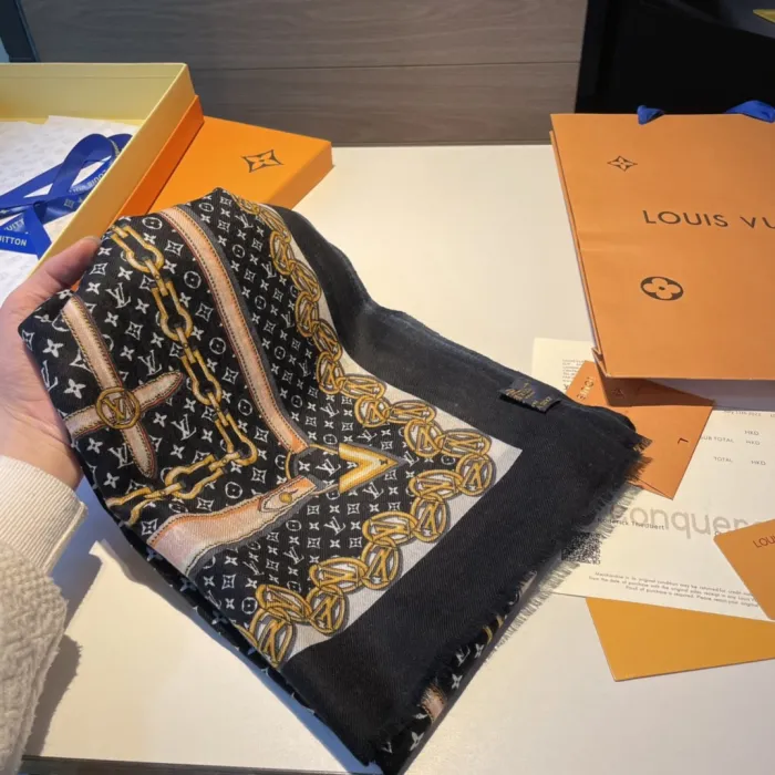LOUIS VUITTON Scarves
