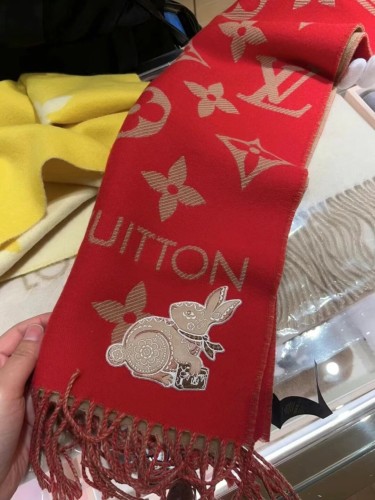 LOUIS VUITTON Scarves
