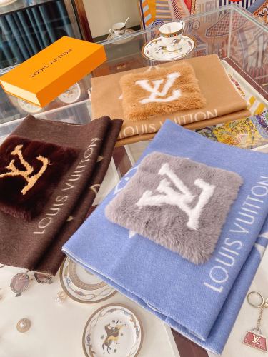 LOUIS VUITTON Scarves