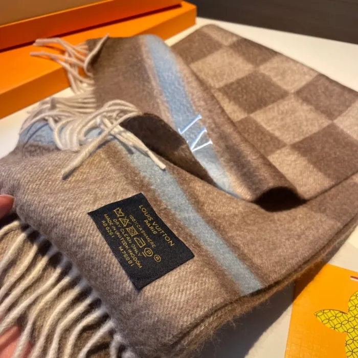 LOUIS VUITTON Scarves