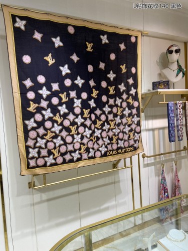 LOUIS VUITTON Scarves