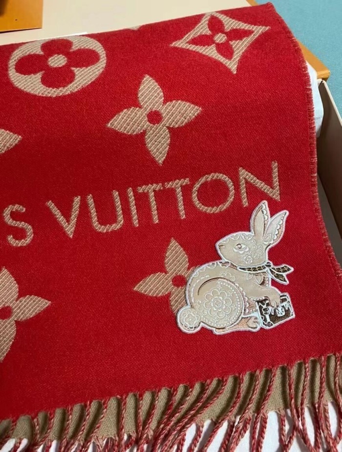 LOUIS VUITTON Scarves