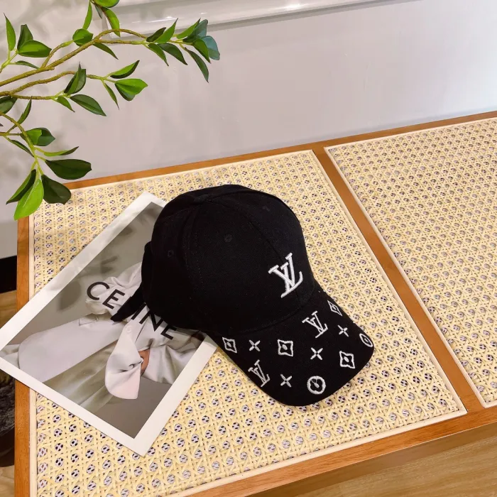 LOUIS VUITTON Hats