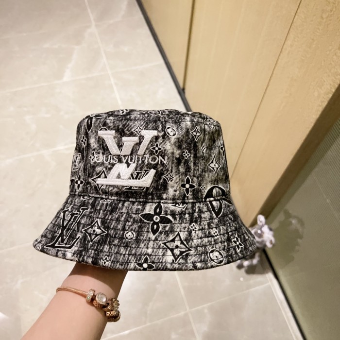 LOUIS VUITTON Hats