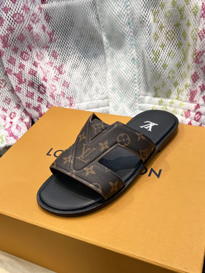 LOUIS VUITTON Men_Slippers/Sandals eur 38-45