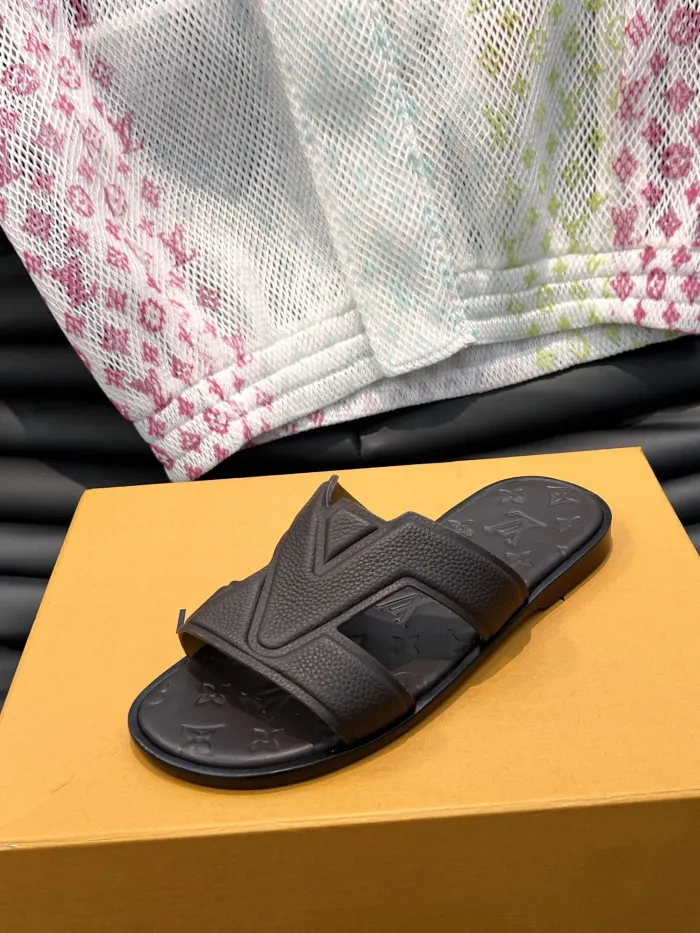 LOUIS VUITTON Men_Slippers/Sandals eur 38-45