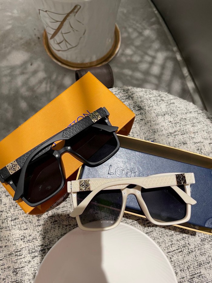 LOUIS VUITTON Sunglasses