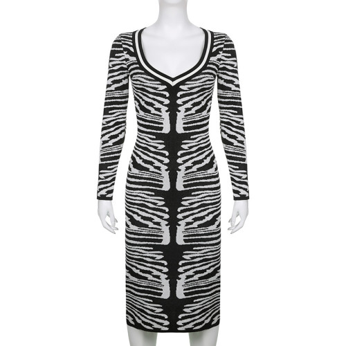 Black and white contrast V-neck long sleeve tight hip wrap wool one-piece dress