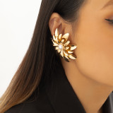 Exaggerated daisy flower three-dimensional imitation pearl earrings female fashion personality geometric metal earrings