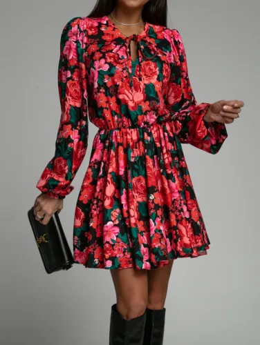 Long sleeve dress with large hem and printed neckband