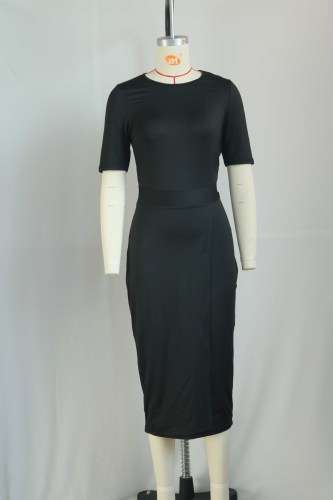 Medium sleeved round neck dress