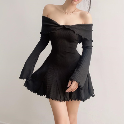 Off shoulder strapless wooden ear edge long sleeved knitted dress