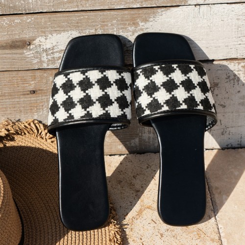 Casual diamond checkered flat bottomed sandals with one foot