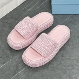 Wearing thick soled triangular woven slippers on the outside of flat slippers