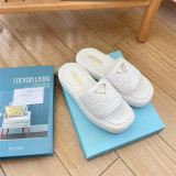 Wearing thick soled triangular woven slippers on the outside of flat slippers