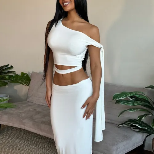 Two piece set of sleeveless top with ribbon skirt
