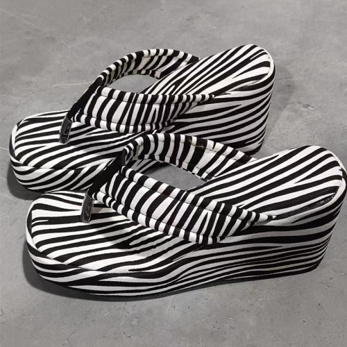 Vacation beach shoes, wearing sponge cake thick soled high-heeled slippers on the outside