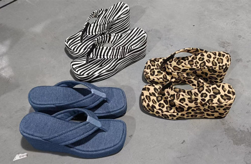 Vacation beach shoes, wearing sponge cake thick soled high-heeled slippers on the outside