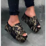 Thick bottomed sponge cake and straight sandals
