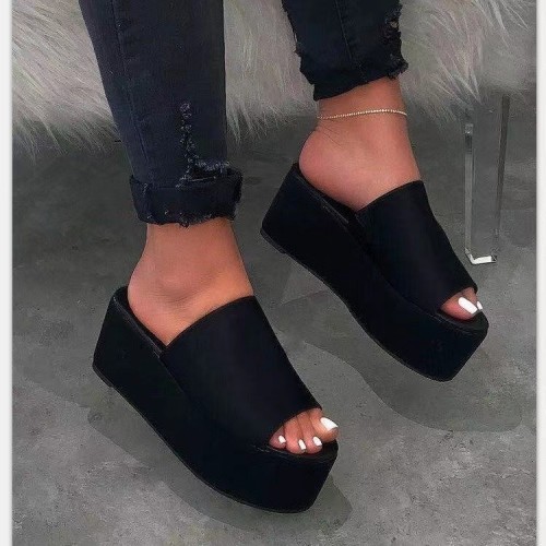 Thick bottomed sponge cake and straight sandals