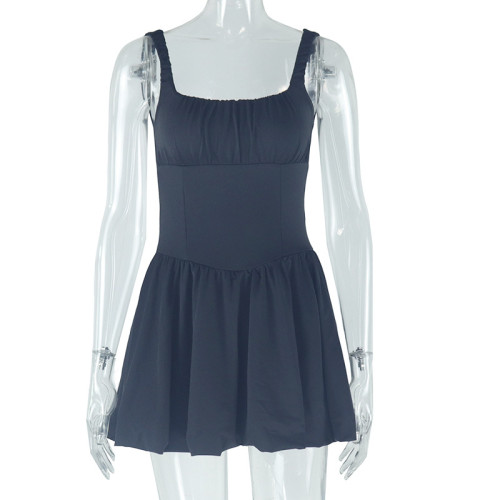 Solid color dress with suspender and sleeveless backless skirt