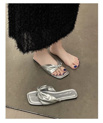 Ladies' flip flops with flat bottom and straight line