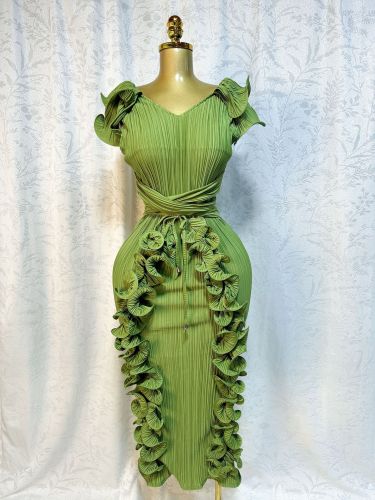 Pleated three-dimensional lotus leaf edge length dress