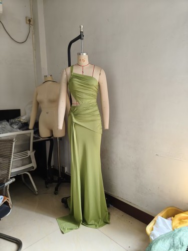 Solid color long skirt, one shoulder pleated dress