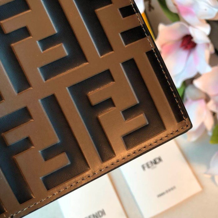 新作 FENDI/フェンディ メンズ 二つ折り短財布 FE19P110-FD07