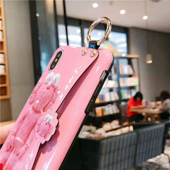 KAWS iphone 11/11maxケース 可愛い 人気カウズiphone xs/xrケース 面白い フィギュア 少女心満々 KAWSアイフォxs maxケース ハンドベルト付き 潮流