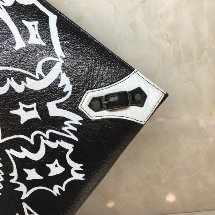 バレンシアガ ☆大人気定番商品☆ セカンドバッグ XD-2001P480-555480
