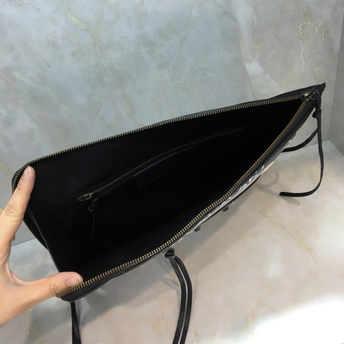 バレンシアガ ☆大人気定番商品☆ セカンドバッグ XD-2001P480-555480