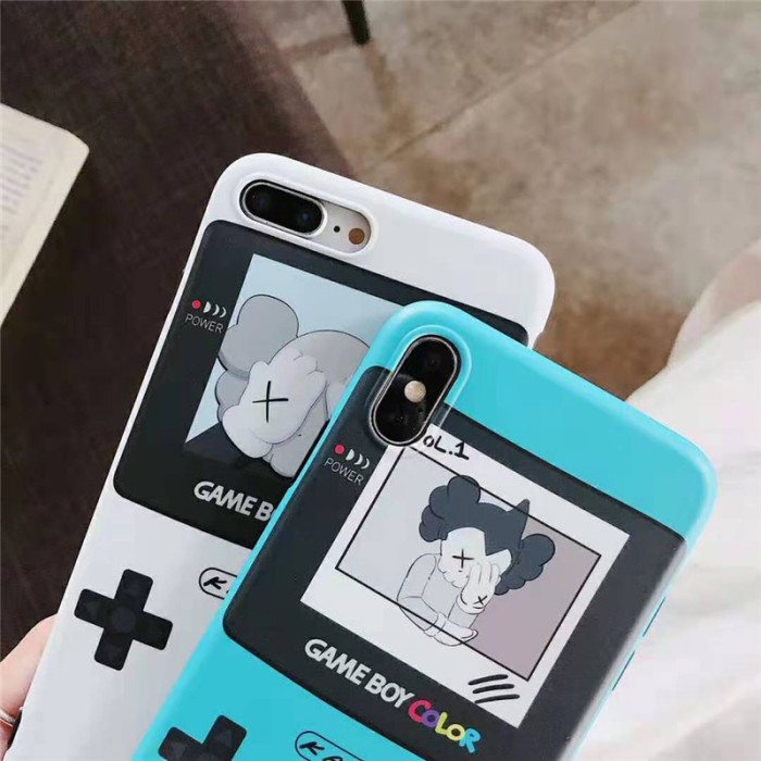KAWS iphone xr/xi/11maxケース可愛いキャラクター iphone xs/xs maxケースお洒落個性アイフォン x/8 plusケース薄型保護性