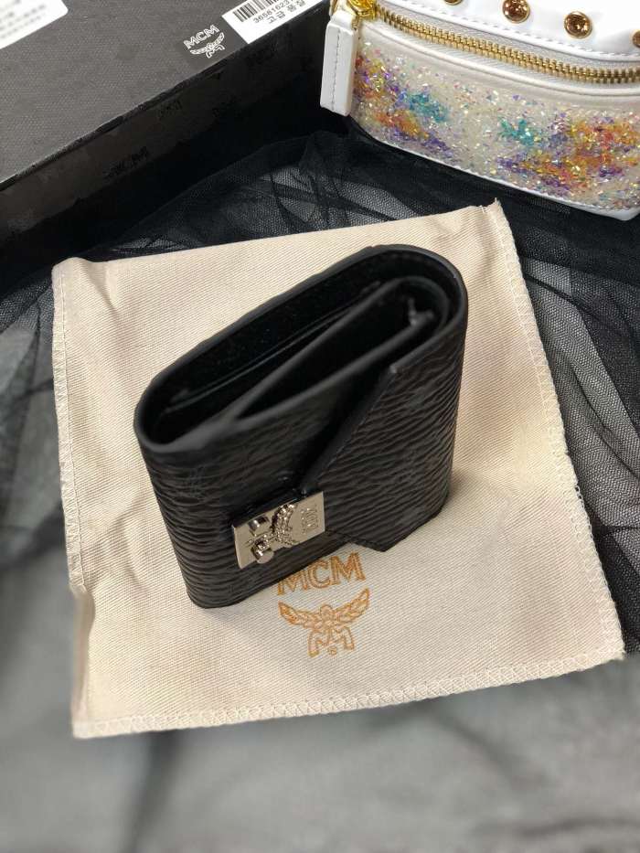 人気商品激安 エムシーエム 短財布 三つ折り財布 8096-MC477