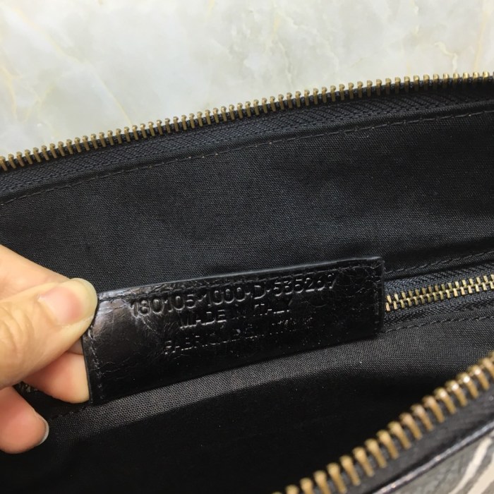 バレンシアガ ☆大人気定番商品☆ セカンドバッグ XD-2001P480-555480