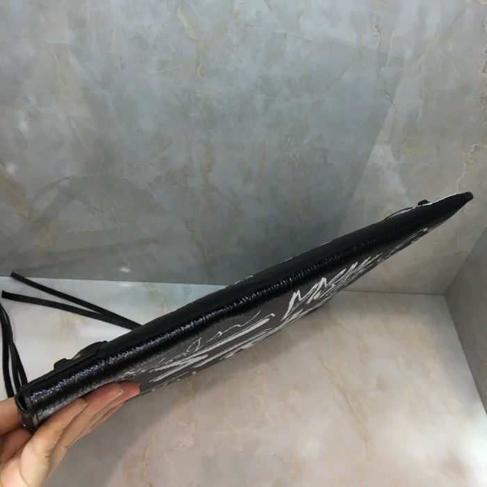 バレンシアガ ☆大人気定番商品☆ セカンドバッグ XD-2001P480-555480