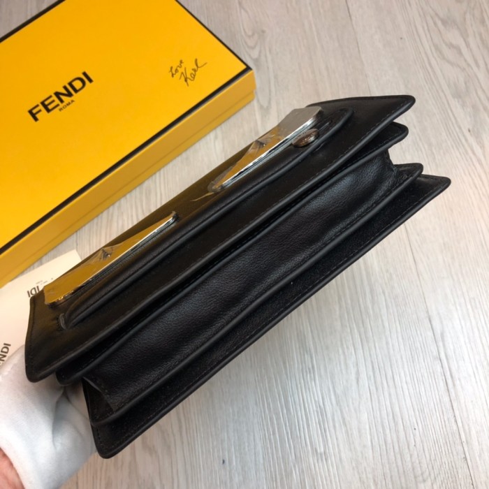 特N品 FENDI/フェンディ 財布 セカンドバッグ XD19P360-FD19