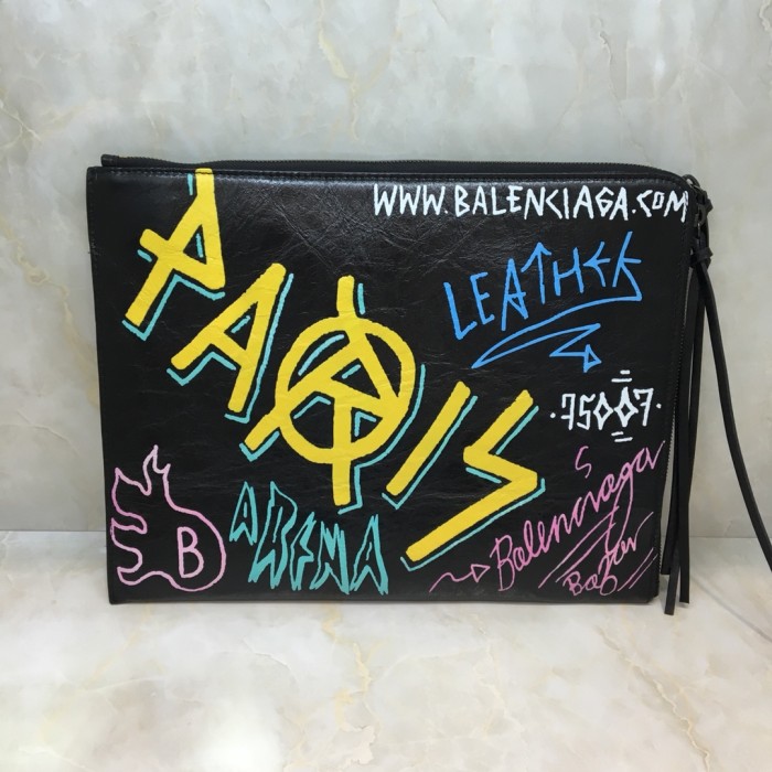 バレンシアガ ☆大人気定番商品☆ セカンドバッグ XD-2001P480-555480-1