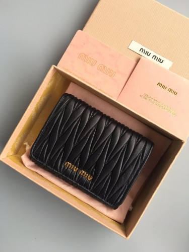 MIUMIU ミュウミュウ 新作 短財布 三つ折り財布 BLL-2001P260-5MH016-1