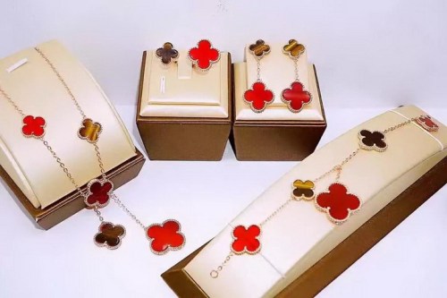 Van Cleef & Arpels ヴァン クリーフ＆アーペル 4点セット Van-N103