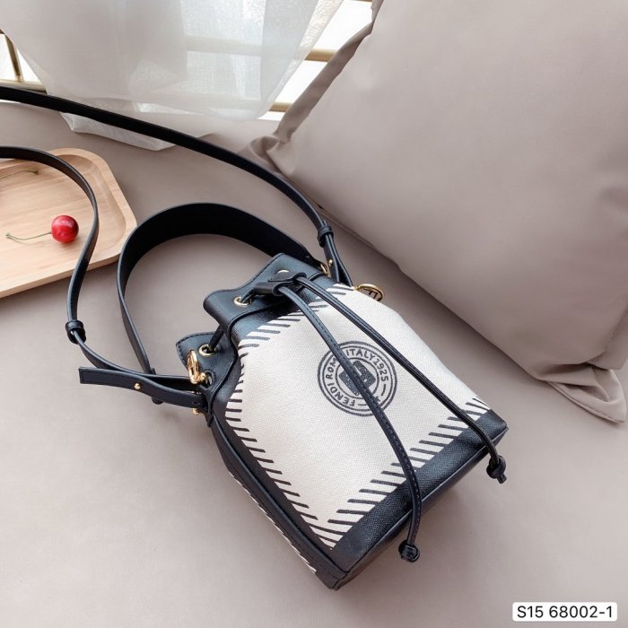 2020SS新作 FENDI フェンディ レディース ショルダーバック スーパーコピー