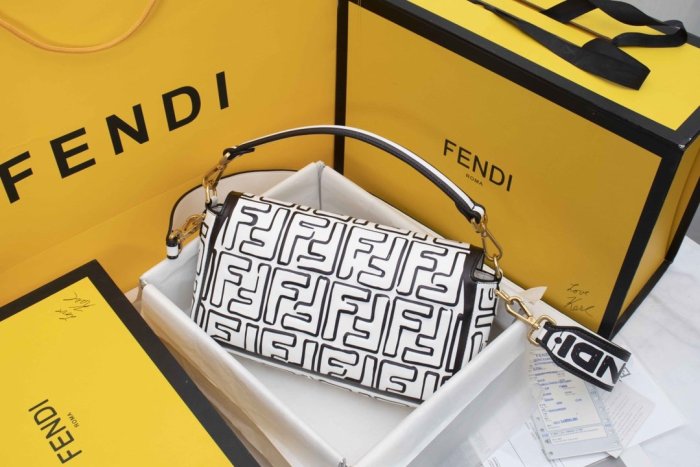 202103SS新作 FENDI フェンディ レディースショルダーバックスーパーコピー