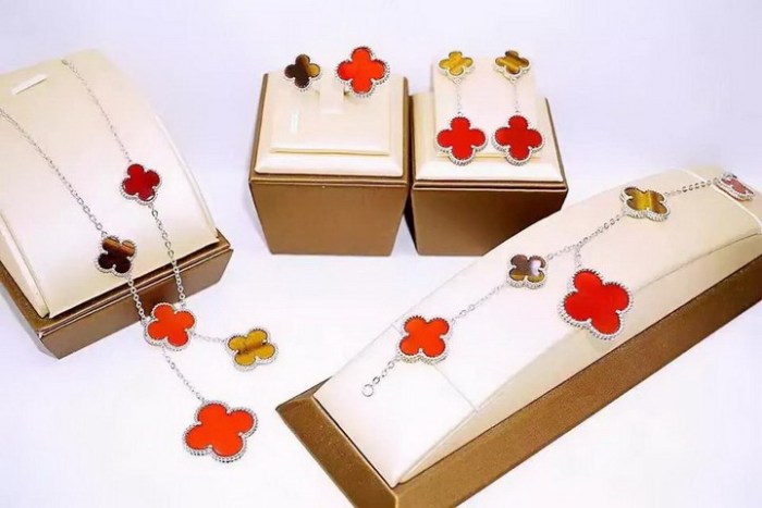 Van Cleef & Arpels ヴァン クリーフ＆アーペル 4点セット Van-N102