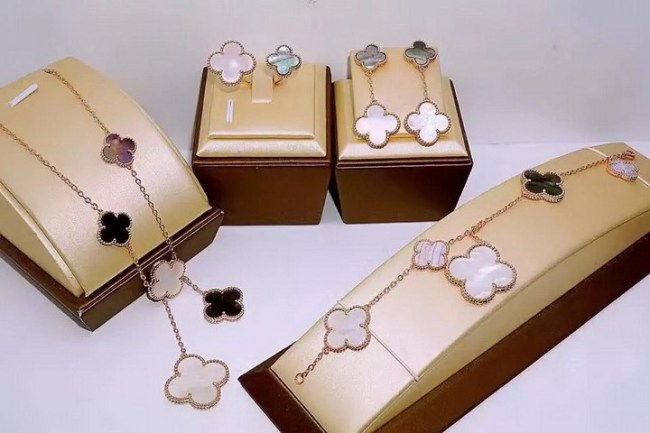 Van Cleef & Arpels ヴァン クリーフ＆アーペル 4点セット Van-N107