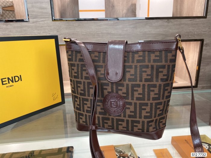202103SS新作 FENDI フェンディ レディースショルダーバックスーパーコピー