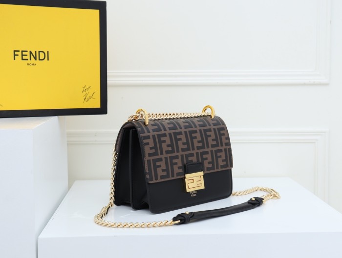 202103SS新作 FENDI フェンディ レディースショルダーバックスーパーコピー