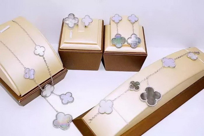 Van Cleef & Arpels ヴァン クリーフ＆アーペル 4点セット Van-N105