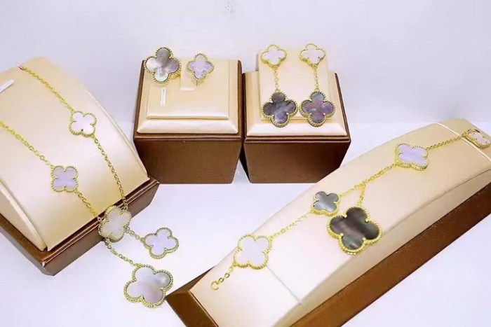Van Cleef & Arpels ヴァン クリーフ＆アーペル 4点セット Van-N106