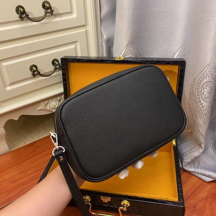 202110SS新作 FENDI フェンディ メンズ ショルダーバックスーパーコピー