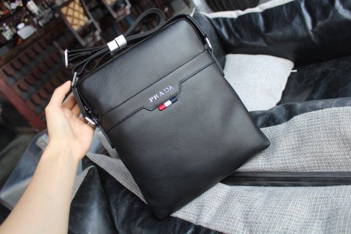 202111SS新作 Prada プラダ メンズ ショルダーバックスーパーコピー